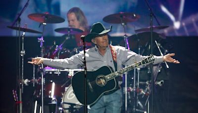 Country singer George Strait breaks the U.S. concert-crowd record