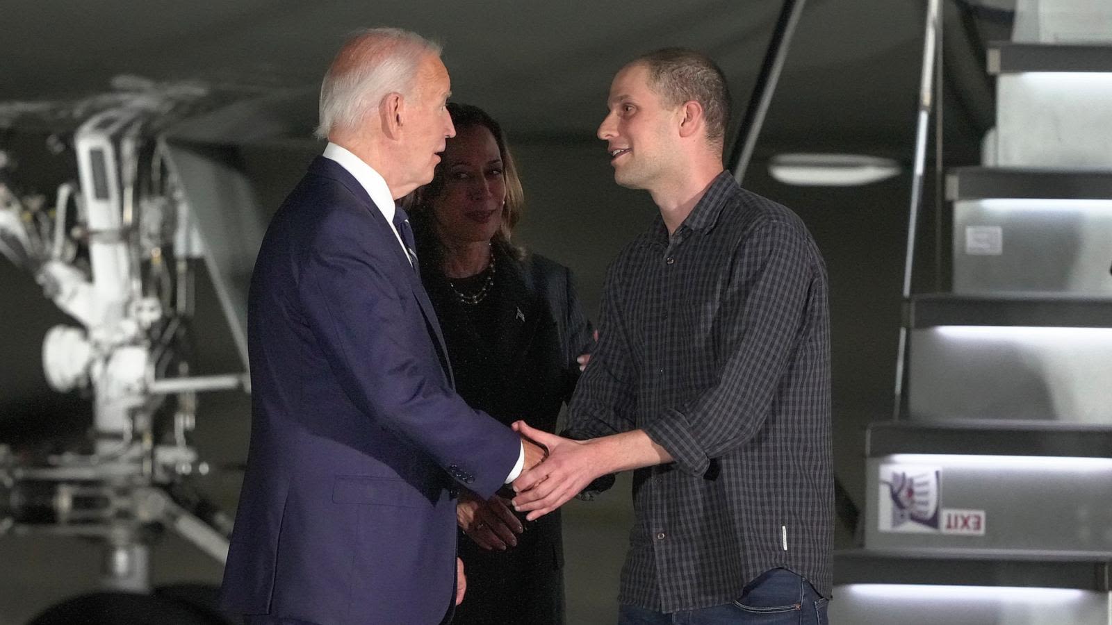 Evan Gershkovich, Paul Whelan greeted by President Biden, VP Harris after landing on US soil