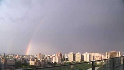 台東現"火燒雲"壯觀美景 氣象署:午後雷陣雨後現象