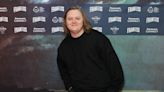 Lewis Capaldi se ha comprado un 'agujero infernal' de casa por culpa de Ed Sheeran