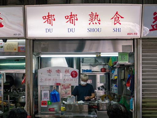 Du Du Shou Shi (嘟嘟熟食): Stall with XL tutu kueh & Michelin Bib Gourmand mention