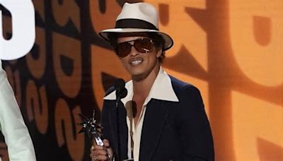 Bruno Mars non ha debiti da 45 milioni con il casinò di Las Vegas, la smentita dalla struttura: “Qualsiasi speculazione diversa è falsa”