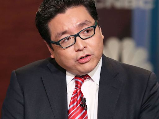 The S&P 500 will rise 4% to a record 5,500 by the end of this month, Fundstrat's Tom Lee says