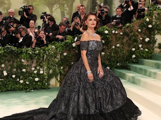 El vestido de Penélope Cruz para la Met Gala 2024: Un diseño que requirió más de 500 horas de trabajo artesanal