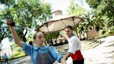 Los ciudadrealeños se dan cita en los jardines del Prado para aprender a bailar la seguidilla