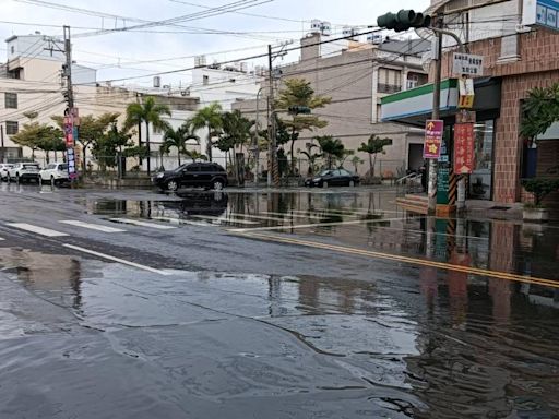 年度天文大潮發威！屏東東港「海水漫街頭」 驚人畫面曝