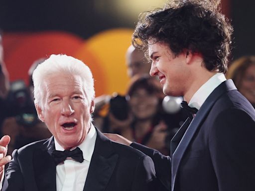 El atractivo hijo de Richard Gere, Homer de 24 años, roba el protagonismo al actor tras posar juntos