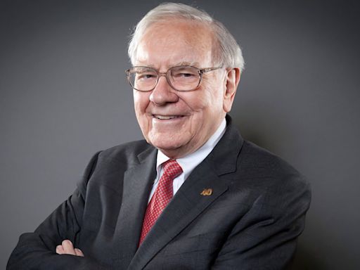 Warren Buffett cut his stake in Apple before the latest earnings report