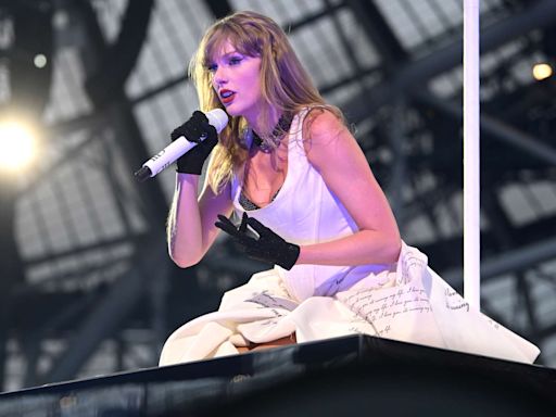 Taylor Swift Gets Stuck on Platform After Stage Malfunction During Dublin Concert