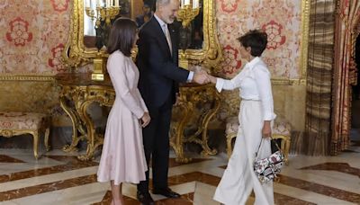 La reina Letizia resiste de pie el besamanos durante el almuerzo con escritores con motivo del Premio Cervantes