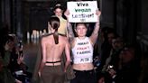 Interrumpen desfile de Victoria Beckham en la Semana de la Moda de París por manifestantes por los derechos de los animales