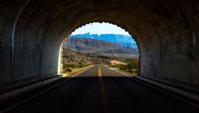 Los famosos túneles del tiempo: ¿dónde están y qué sucede cuando los coches los atraviesan?