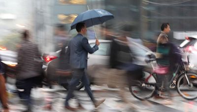 Heavy rainfall in Toronto, some lanes on Lakeshore are flooded