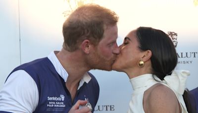 El príncipe Harry y Meghan Markle se lo pasan en grande con un apasionado beso en medio de la crisis familiar