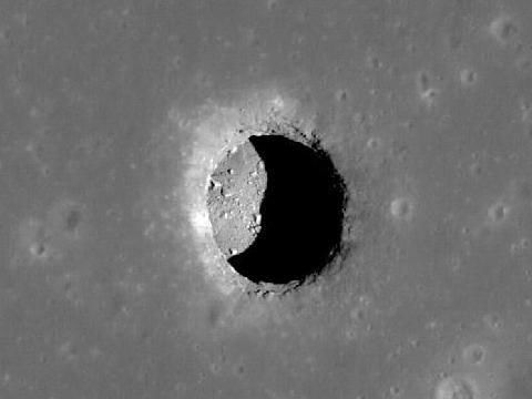 La cueva descubierta en la Luna por los científicos que podría servir para que los humanos construyan una base