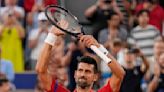 Pese a molestia en rodilla, Djokovic vence a Tsitsipas en los Juegos Olímpicos