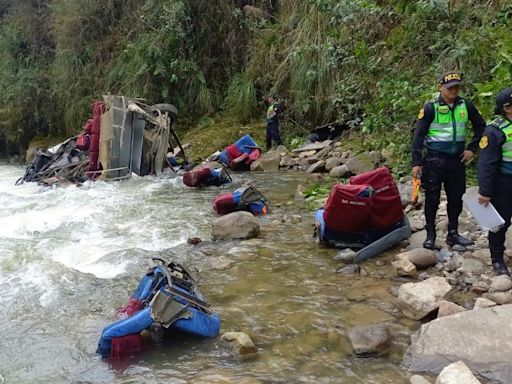 Aumenta a 25 los muertos por caída de autobús a un abismo en norte de Perú