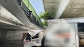 卡涵洞！撞掀車頂、貨櫃凹陷 物品掉滿地│TVBS新聞網