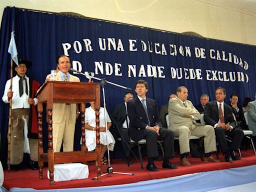 El "viaje a la estratósfera" de Carlos Menem: hablan por primera vez las maestras de la escuela donde hizo el anuncio que ahora se convirtió en ficción