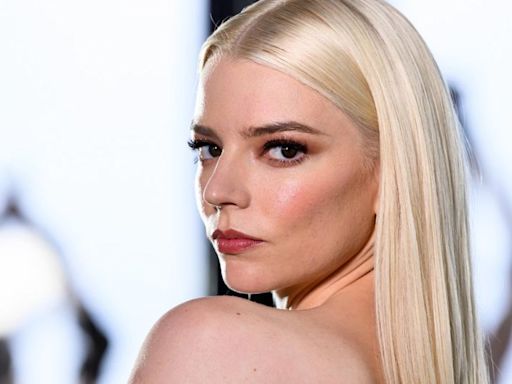 Anya Taylor Joy cautiva con vestido de flechas poderoso y vintage