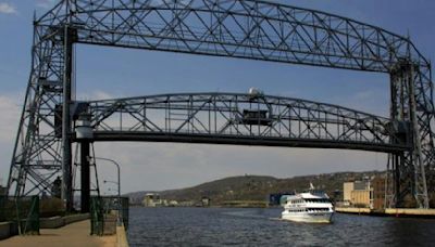 Injuries reported as Duluth sightseeing boat hits breakwater