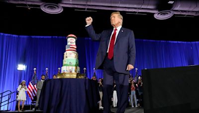 Trump conmemora su cumpleaños 78 con un enorme pastel y ataques a Biden por su edad