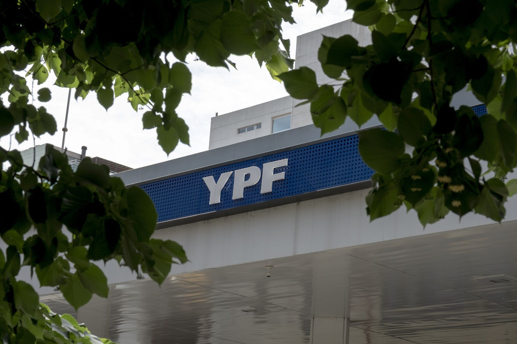 YPF’s $2.5 Billion Shale Oil Pipeline Moves Ahead After Approval