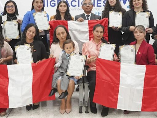Día de la madre sin fronteras: Migraciones otorga la nacionalidad peruana a 12 mamás extranjeras