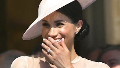 Acusan a Meghan Markle de agrandar el diamante de su anillo de compromiso