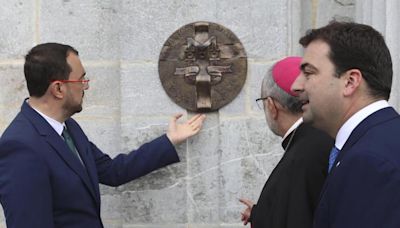 Dos artesanos vinculados a Salas dieron forma a la placa del milenario: 'Está teniendo muy buena repercusión'