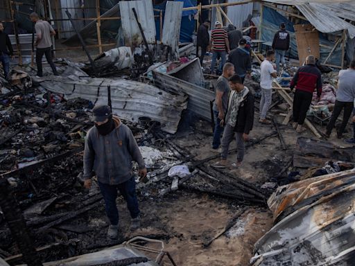 Israel dice que explosión por municiones de Hamás causó incendio que mató a 45 en Rafah