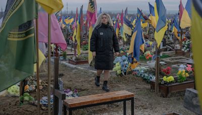 Grieving Ukrainians Turn to ‘Death Doulas’ for Support