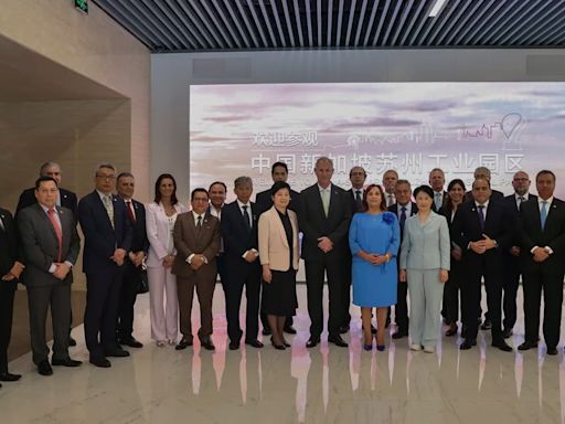 Dina Boluarte y los cinco gremios empresariales peruanos que la acompañaron en su viaje a China