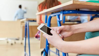 Teacher quits; says students are addicted to phones