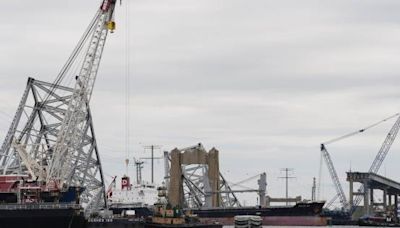 Barco de carga supera canal temporal en Baltimore tras derrumbe de puente