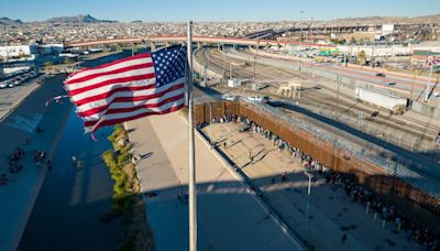 Migrantes reflexionan ante las barreras legales y físicas en la frontera en Estados Unidos