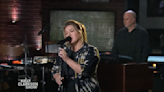 Kelly Clarkson delivers a ‘smashing’ version of a ‘90s rock hit in her latest ‘Kellyoke’