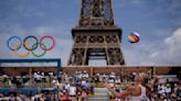 En la sede olímpica del voleibol de playa, la Torre Eiffel protagoniza un espectáculo muy francés