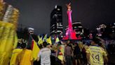 Afición del América celebra en El Ángel de la Independencia