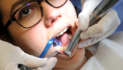 Auswertung: Mädchen bekommen womöglich zu oft Zahnspange