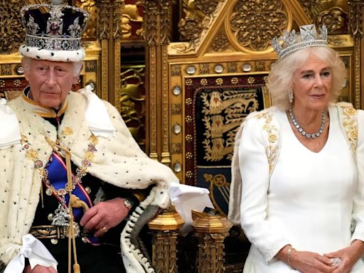 Trompetas, tiaras y tradición en la inauguración del Parlamento británico presidida por el rey Carlos III