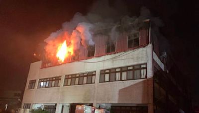 蘆竹工廠宿舍暗夜竄大量火煙 1男性員工嗆傷送醫 - 社會