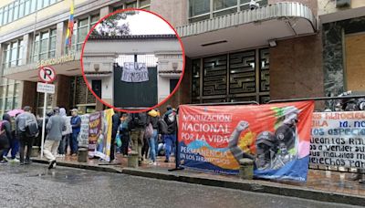 Marchas en Bogotá: manifestantes bloquearon edificio del MinInterior y sede de la Nunciatura