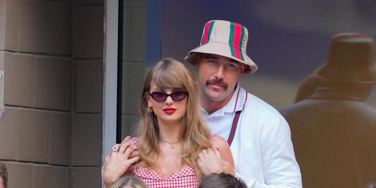 Taylor Swift's Body Language Towards Travis Kelce Is "Swooning With Romantic Love"