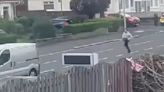 Vídeo: homem usa motosserra para perseguir policial na Escócia