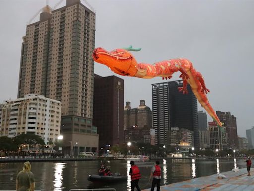 睽違4年! 高雄愛河舉辦夜間龍舟賽 驚現"天上飛的龍"