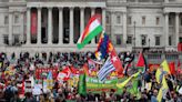 Centenares de personas salen a la calle en Londres por el Día del Trabajador