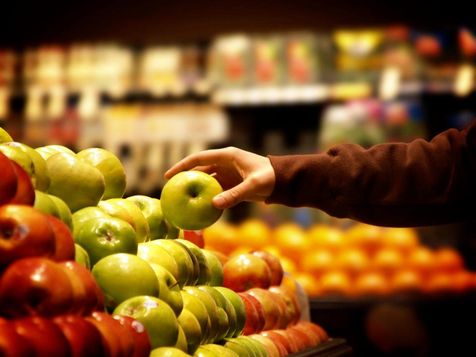 Your market. Buy Apples. Смотрит через продукты.