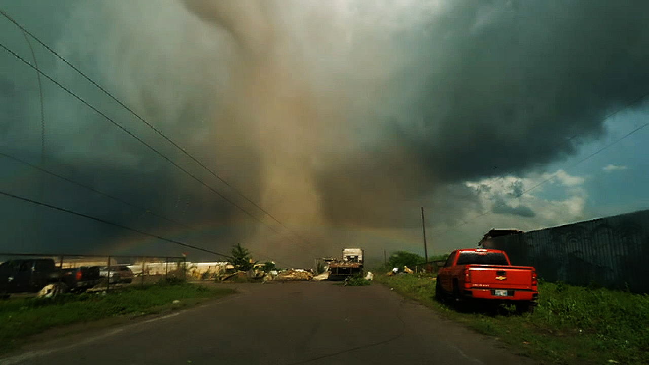 Deadly Oklahoma tornado seen up close