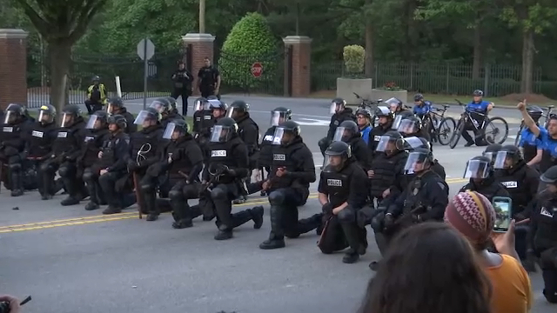 Fayetteville Officers Kneel In Solidarity With George Floyd Protesters 5056